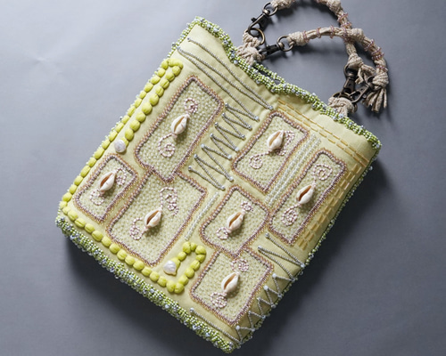 タカラガイの思い出】両面ビーズ刺繍ハンドバッグ 長財布対応 イエロー