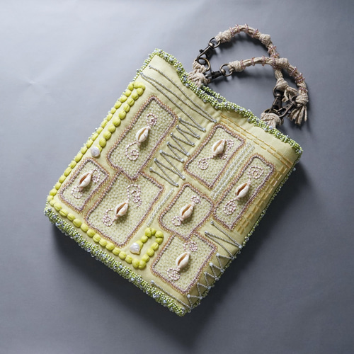 タカラガイの思い出】両面ビーズ刺繍ハンドバッグ 長財布対応 イエロー