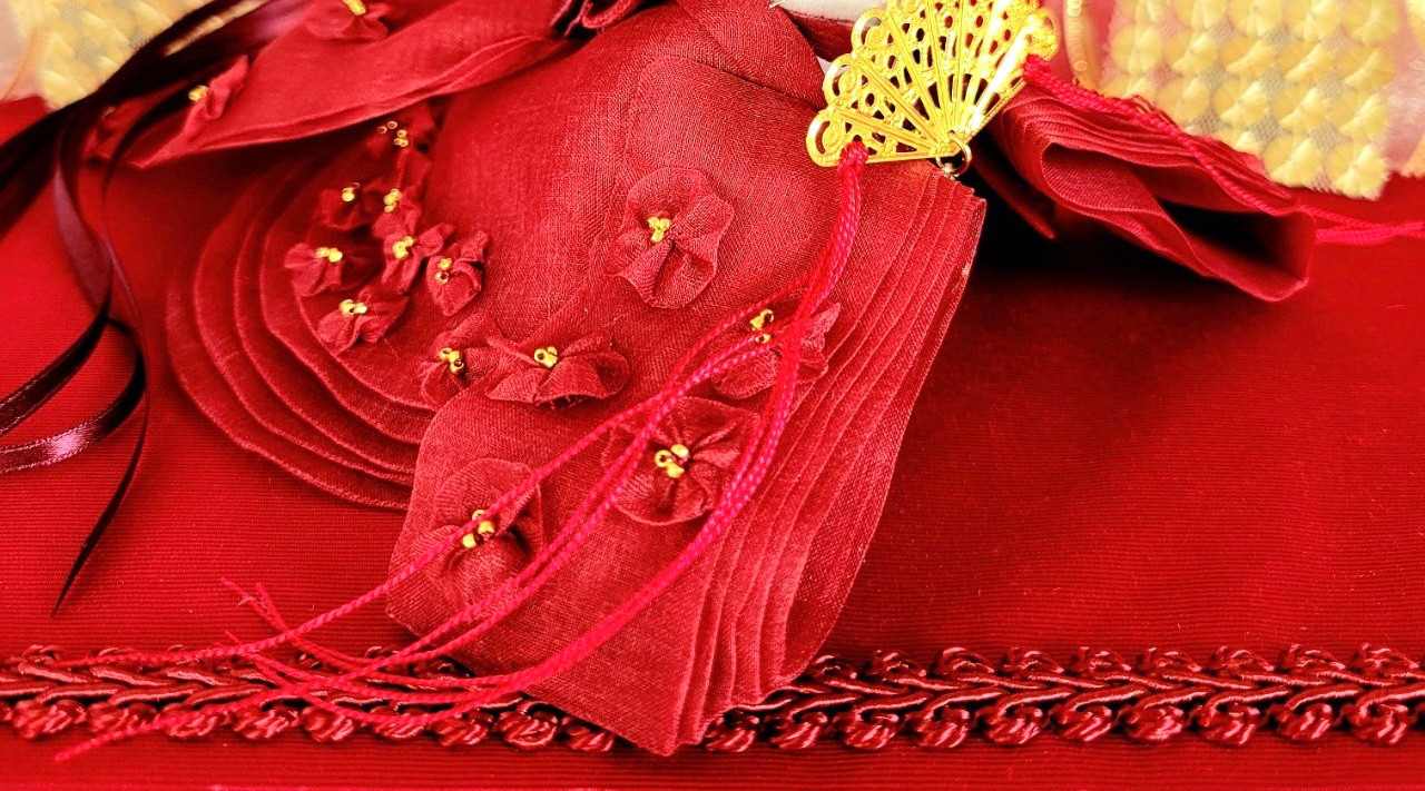 685  小さな着せ替えお着物〈お姫様用〉十二単 【薄絹】臙脂色地に金飾玉付きかさね　お花飾り付き高襟型裳【新襟仕様】