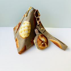 197⌘ テトラポーチM（パンbrown）　持ち手付き　パンのチャーム付き　 1枚目の画像