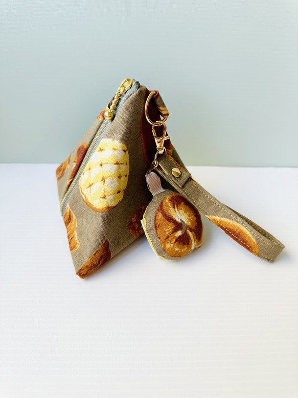 197⌘ テトラポーチM（パンbrown）　持ち手付き　パンのチャーム付き　 1枚目の画像