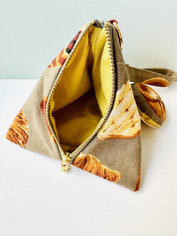 197⌘ テトラポーチM（パンbrown）　持ち手付き　パンのチャーム付き　 2枚目の画像