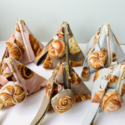 197⌘ テトラポーチM（パンbrown）　持ち手付き　パンのチャーム付き　 4枚目の画像