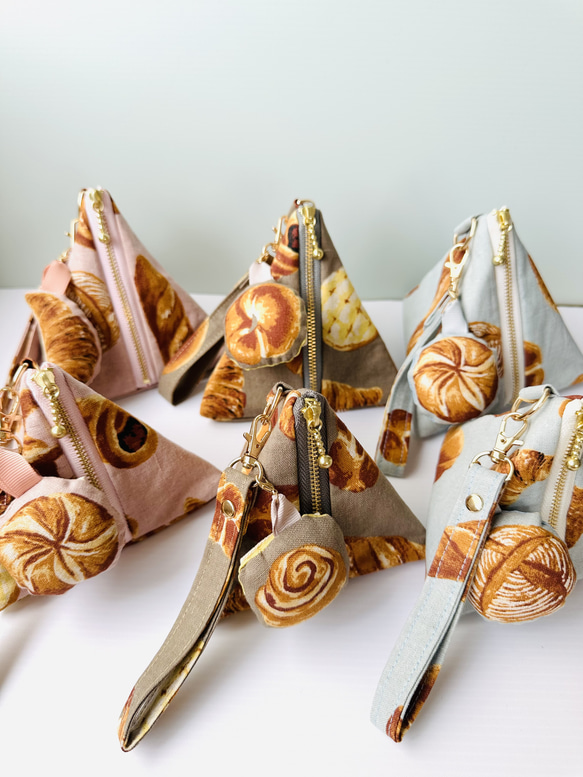 197⌘ テトラポーチM（パンbrown）　持ち手付き　パンのチャーム付き　 4枚目の画像