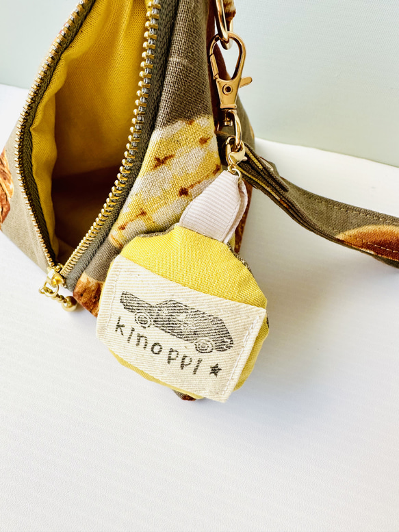 197⌘ テトラポーチM（パンbrown）　持ち手付き　パンのチャーム付き　 3枚目の画像