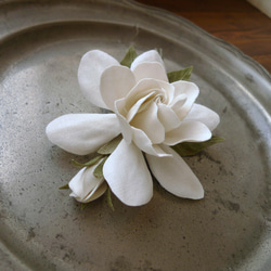 リネンの花　八重のくちなしガーデニアのコサージュB 4枚目の画像
