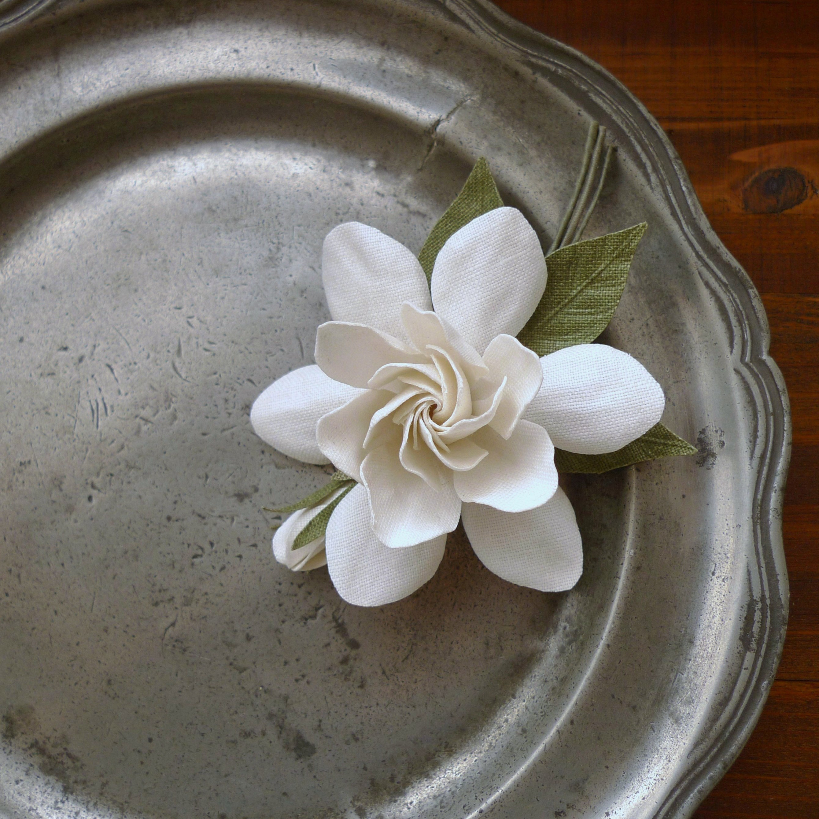 リネンの花　八重のくちなしガーデニアのコサージュB