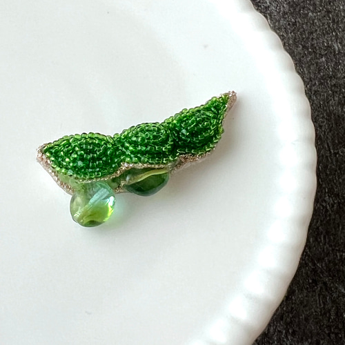 枝豆のブローチ ビーズ刺しゅう （Shima ビーズ刺繍 | ✨🫛🍺New
