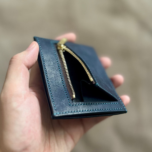 薄くて小さなフラグメントケース【ネイビー（ステッチ:ターコイズ