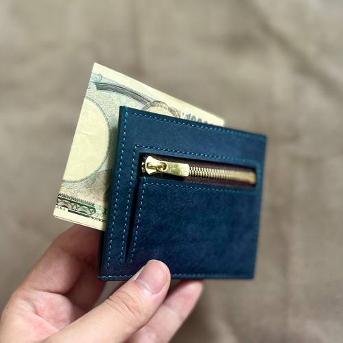 薄くて小さなフラグメントケース【ネイビー（ステッチ:ターコイズ