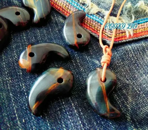 広い視野や深い洞察力を与える幸せの石☆ファルコンアイ勾玉ネックレス