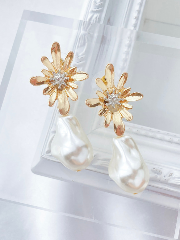 ゴールドフラワー×ビックパールピアス ピアス（その他） Perfume 