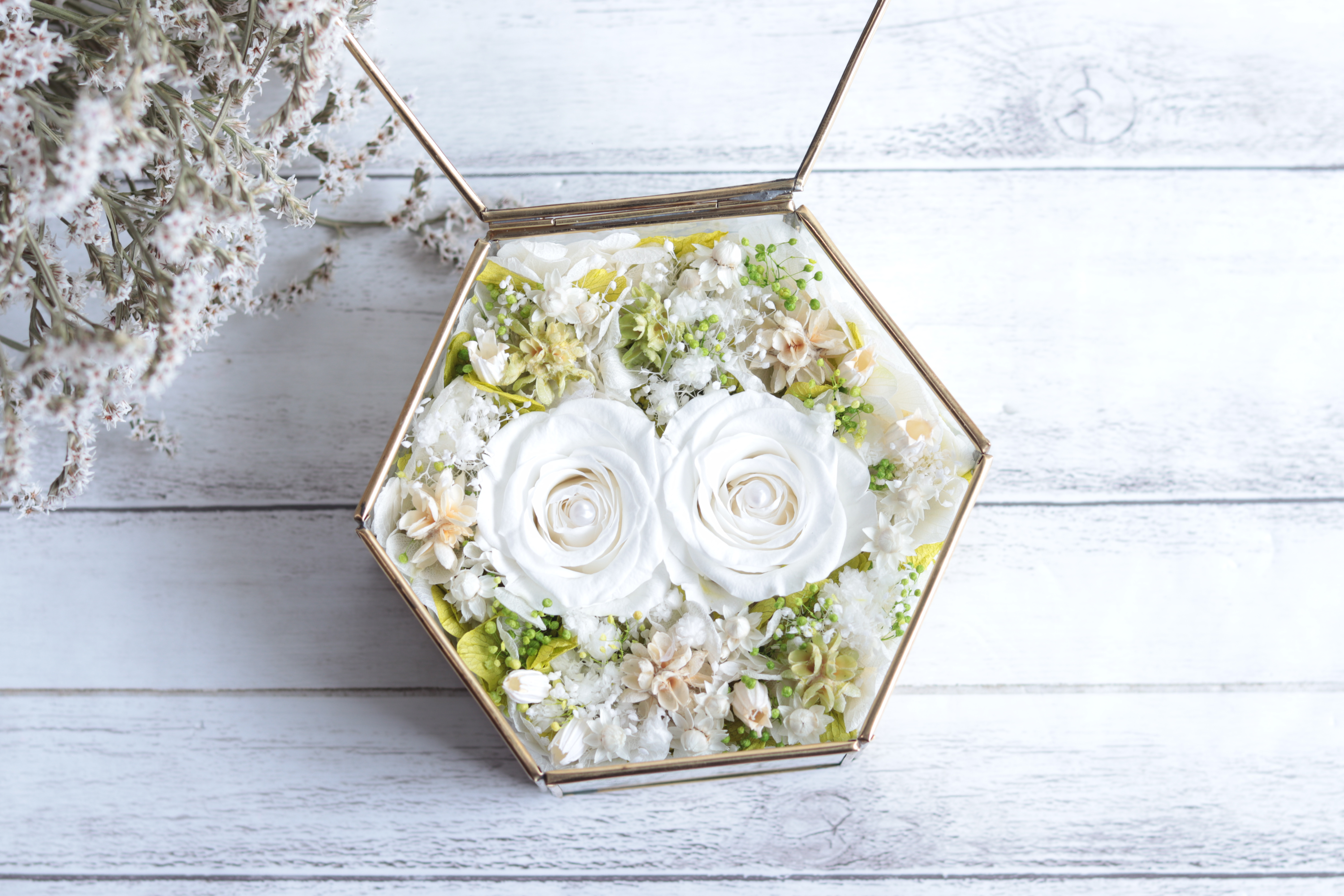 【自分で選べるセミオーダー】“ホワイト&グリーン”大輪のバラのアンティークガラスのリングピローＭサイズ