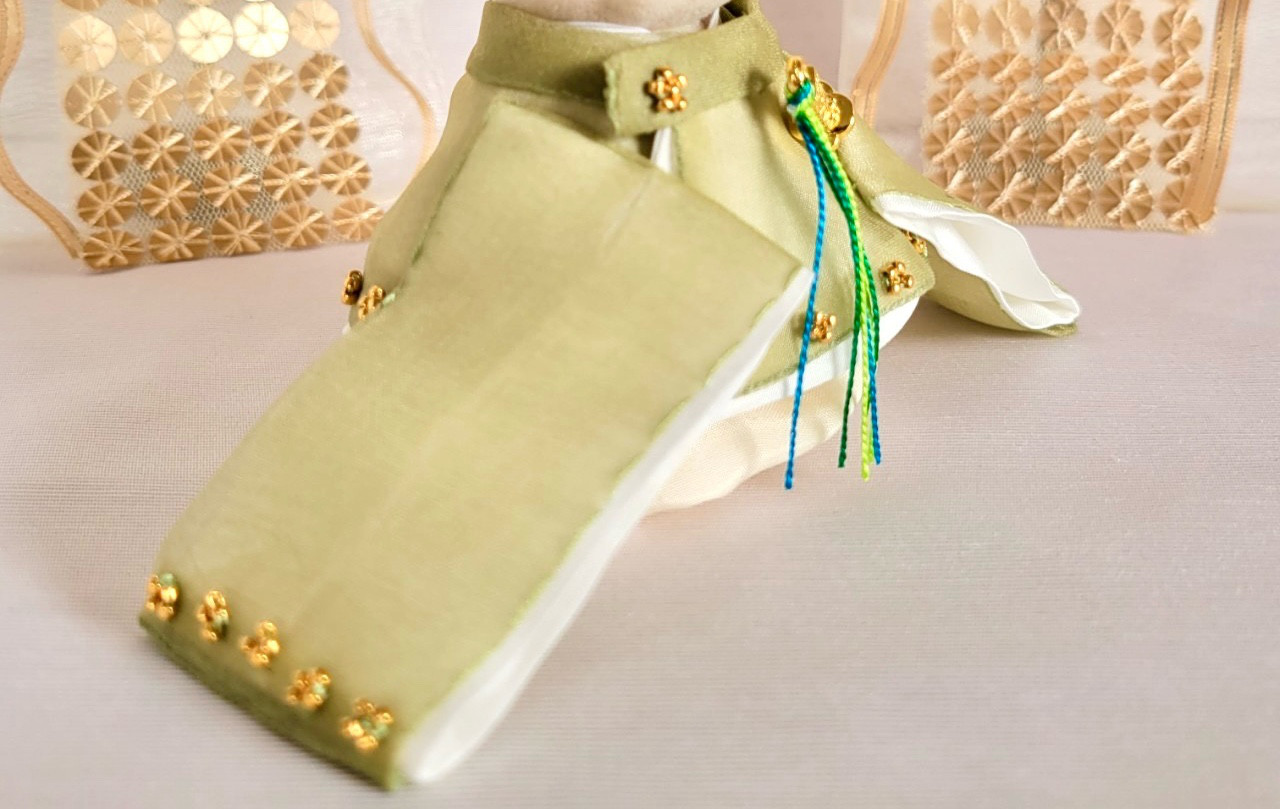 702 ひなまつり 小さなお着物〈若君用〉【薄絹】青丹（あおに）色に正絹白色襲　淡水真珠冠付【新襟仕様】