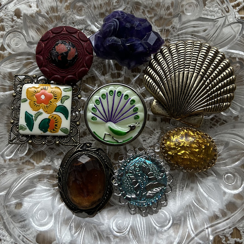 レトロシックな古金色の大きな貝殻の帯留め「月に染まりて