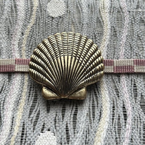 レトロシックな古金色の大きな貝殻の帯留め「月に染まりて