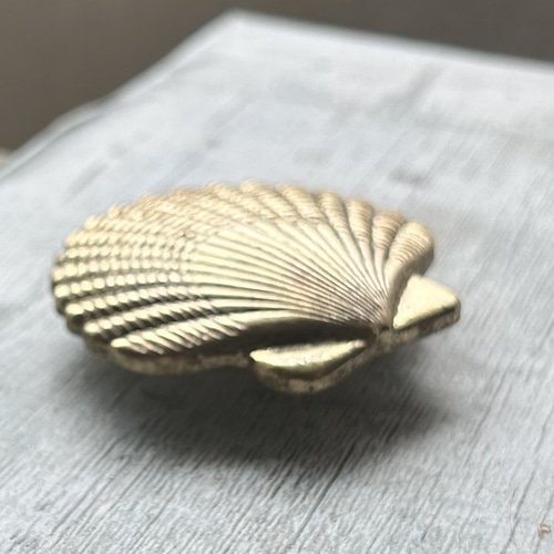 レトロシックな古金色の大きな貝殻の帯留め「月に染まりて