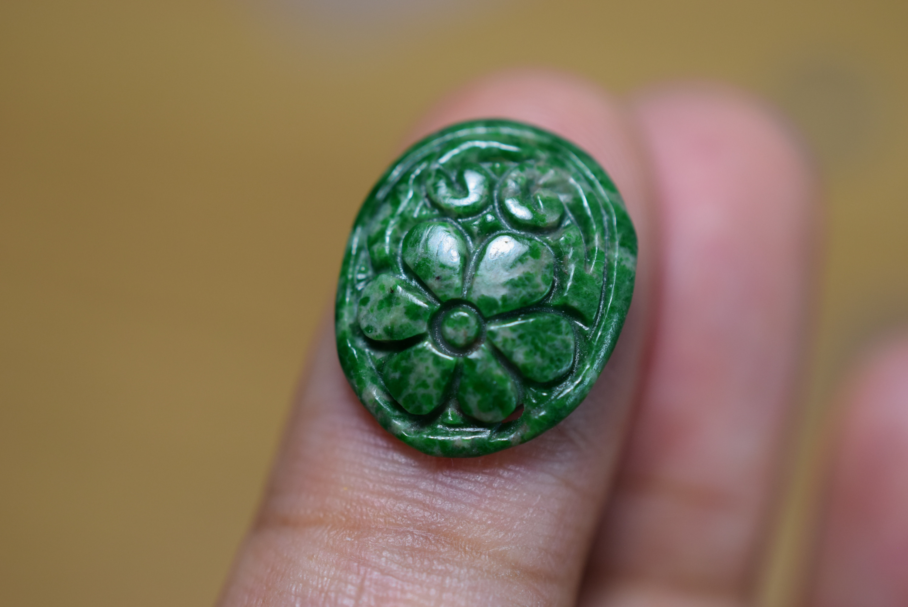 RS7-55 手彫り 花型 ミャンマー産 黄緑 本翡翠 ルース 裸石 硬玉 ジェダイト