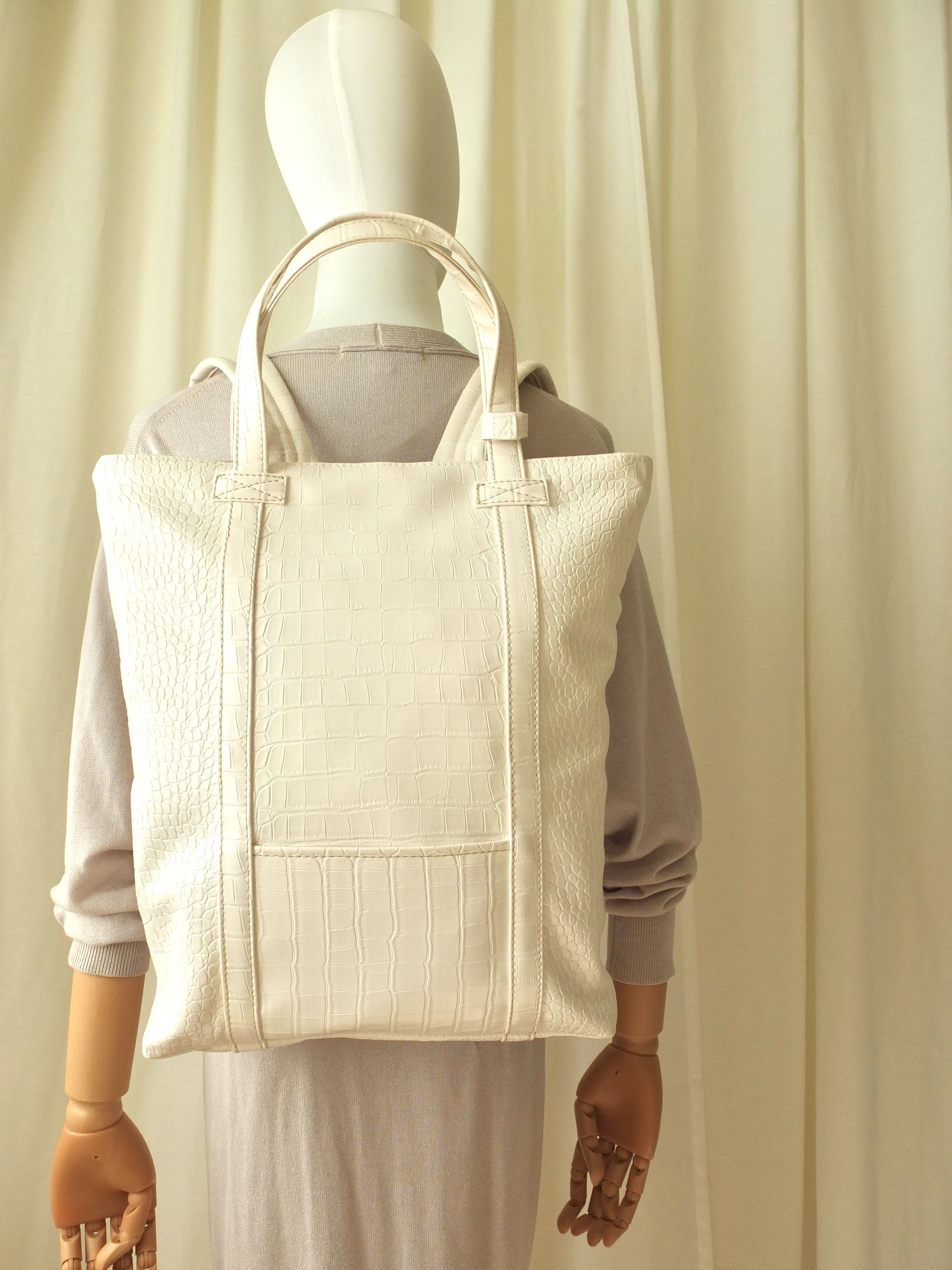 【送料無料】★PCが入る★ スマートなリュック　Mサイズ　ワニ皮フェイクレザー　オフホワイト