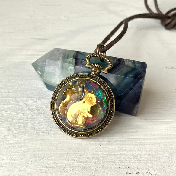 不思議な時計のオルゴナイト・ペンダント 森のリス ネックレス