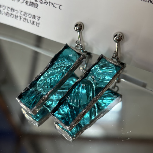 送料無料】ステンドグラスイヤリング ターコイズブルー 縦長 