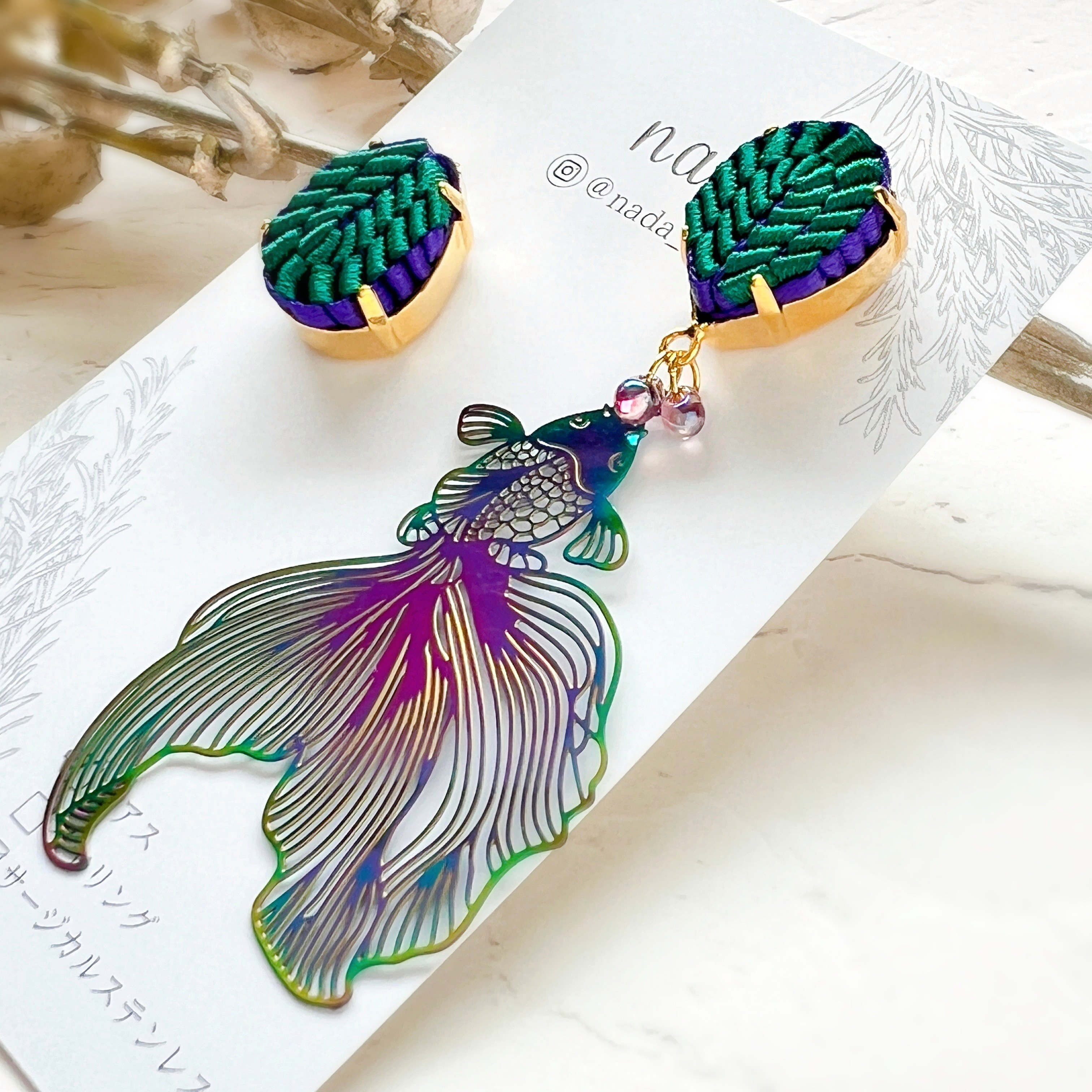 夏の装いに！金魚がゆらゆら泳ぐアシンメトリーピアス/グリーン×ビオラ/イヤリング制作可/個性的/大ぶり/リボンレイ/浴衣        Ω