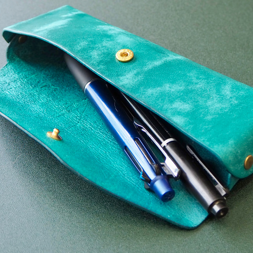 本革】一枚革で仕立てるターコイズブルーの牛革ペンケース（メガネ