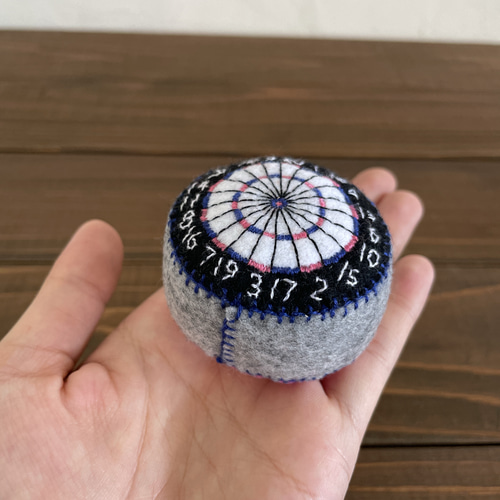 Darts pincushion Gray 手刺繍 ピンクッション 針山 その他雑貨 Darts pincushion Gray 手刺繍 ピンクッション 針山 その他雑貨