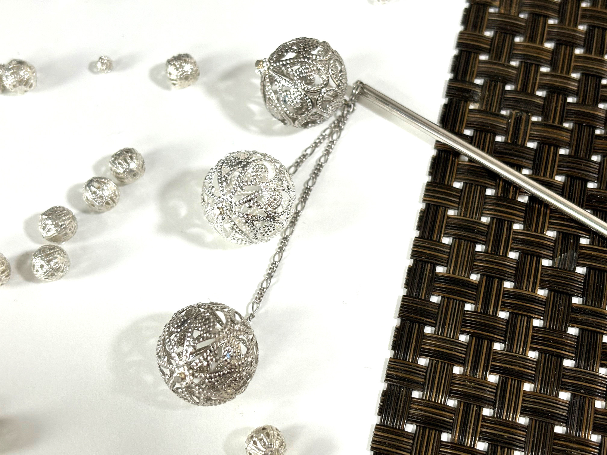 かんざし　手毬の様なアジアン透かしビーズ　シルバー３連　一本挿し　一本簪　涼しげ　夏　和風　和モダン　軽い　0098