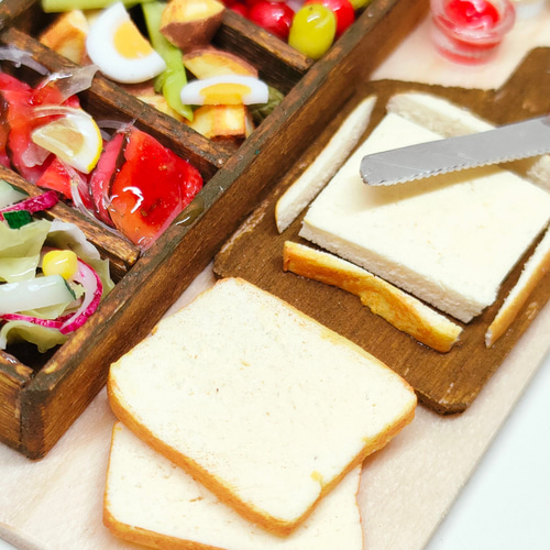 DIY | Miniature sandwiches made with Air dry clay