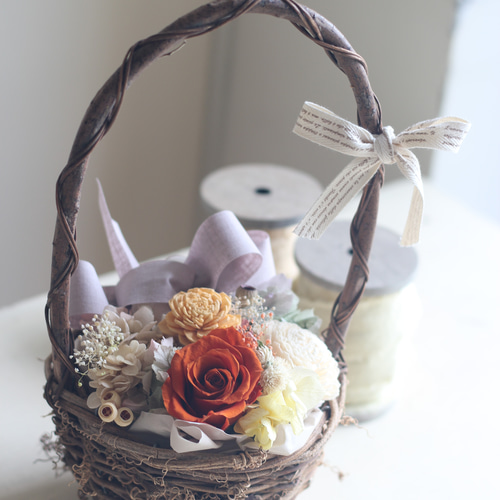 プリザーブドフラワーとドライフラワーのナチュラルバスケットアレンジ  