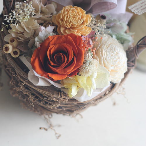 プリザーブドフラワーとドライフラワーのナチュラルバスケットアレンジ  