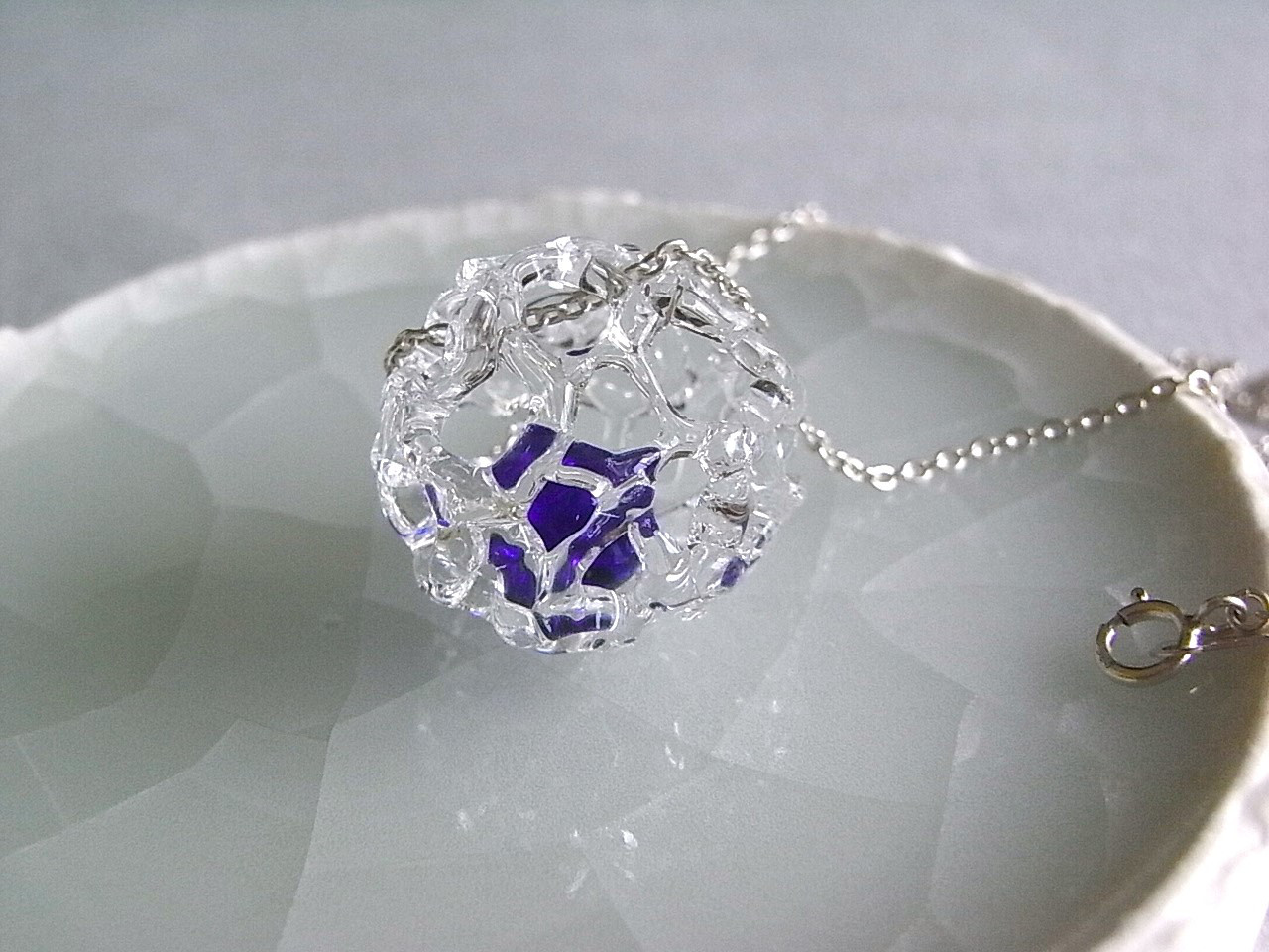 ガラスのレースボールペンダント