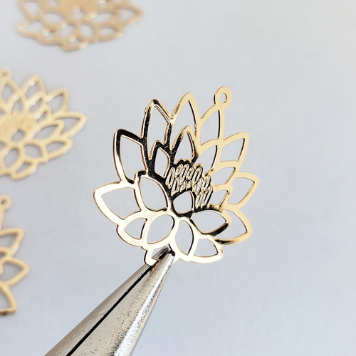 6個 蓮 ハス 花 長持ちメッキ 真鍮 フラワー 透かし 仏教 宗教モチーフ