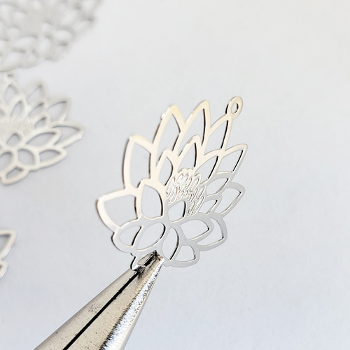 6個 蓮 ハス 花 長持ちメッキ 真鍮 フラワー 透かし 仏教 宗教モチーフ