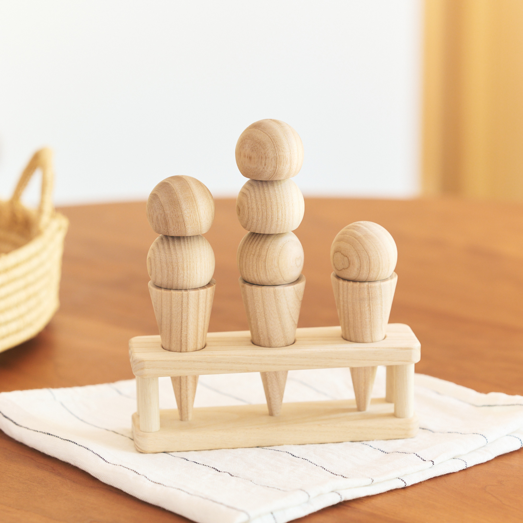 【名入れ無料！】 木製おままごと アイスセット　スタンド付き　ギフト 名入れ 出産祝い プレゼント べビー 誕生日