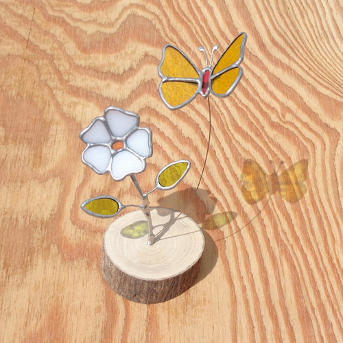 花に囲まれたオオカバマダラ ヴィンテージ ステンドグラス 花と蝶々 ステンドグラス♦︎花と蝶