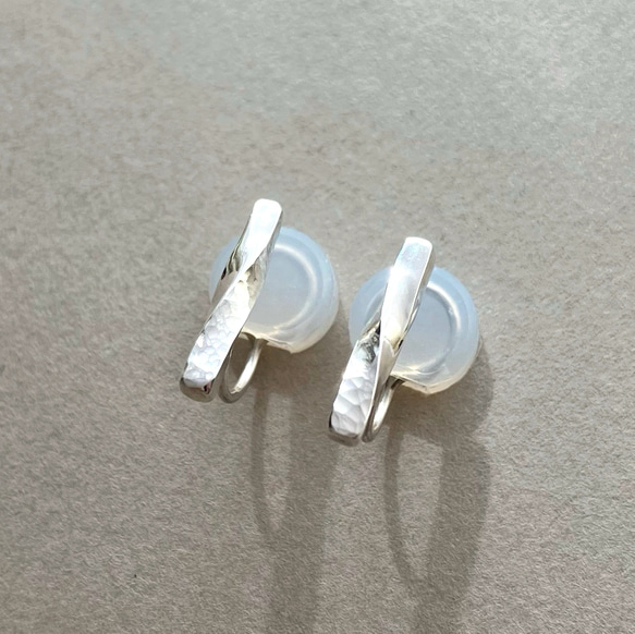 ひねりバーのシンプルイヤリング　silver950 痛くなりにくい 1枚目の画像