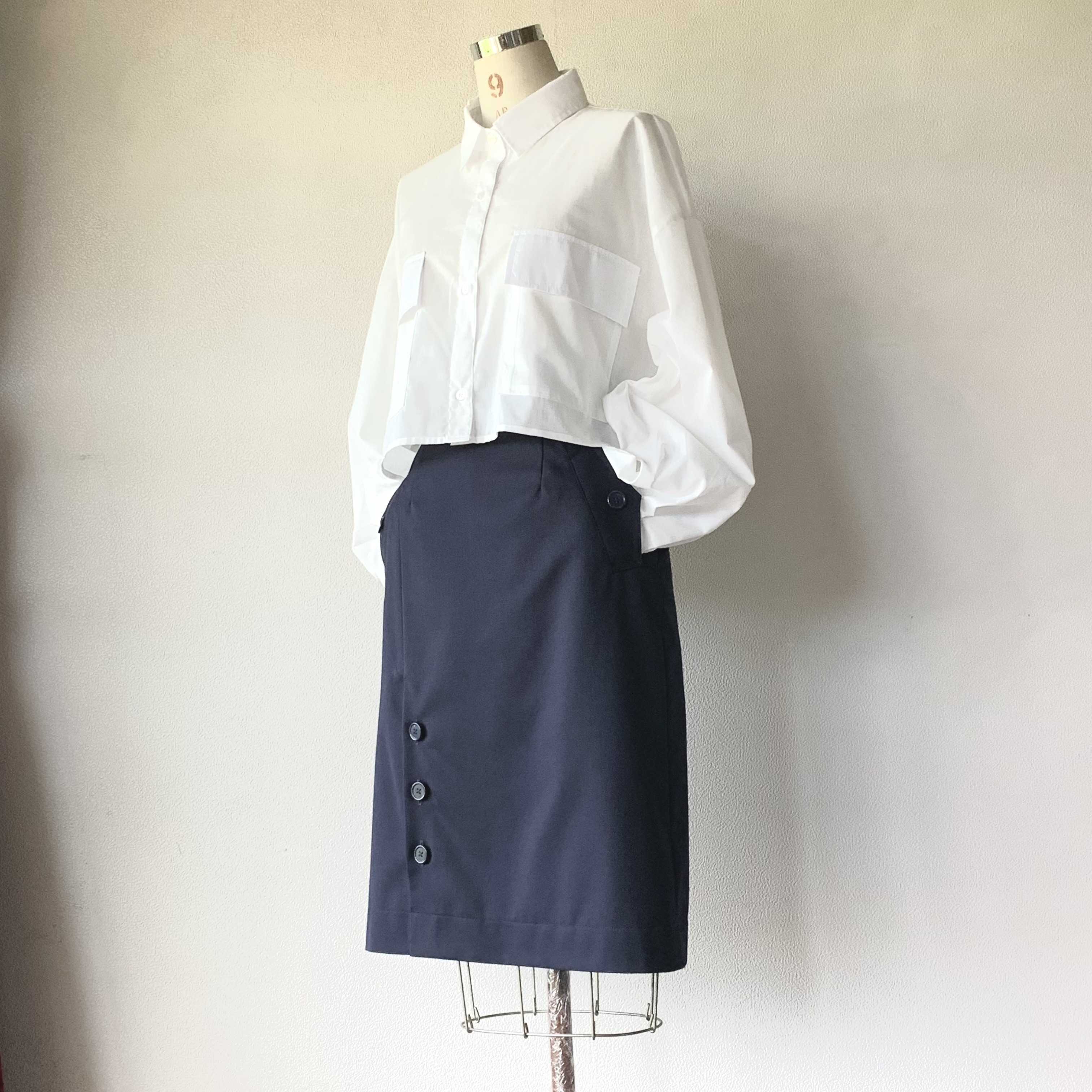 3色から選べるオフィス向けボタンスリットタイトスカート