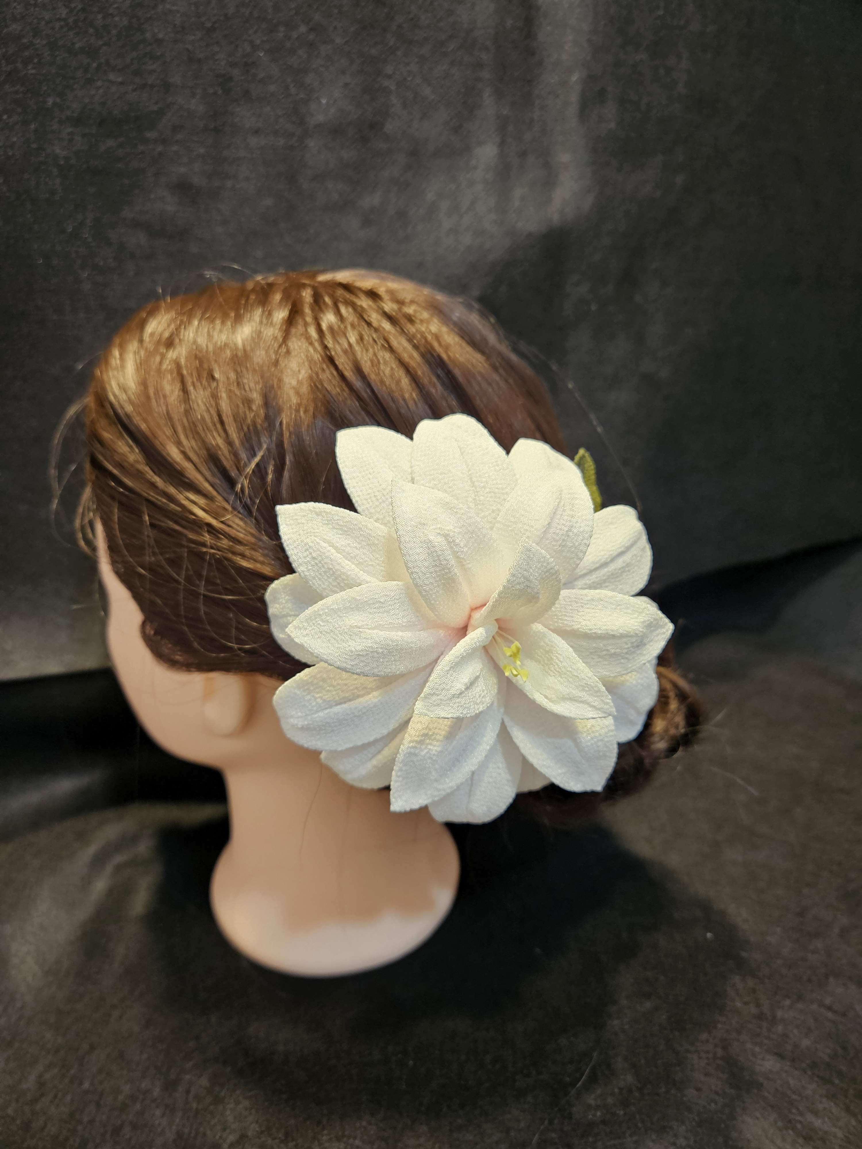 つまみ細工　八重咲ユリの髪飾り　(ちりめん)薄ピンク　　成人式、卒業式、婚礼、浴衣