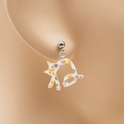 104 すましたネコさんのアシメハンドメイドアクセサリー ピアスor