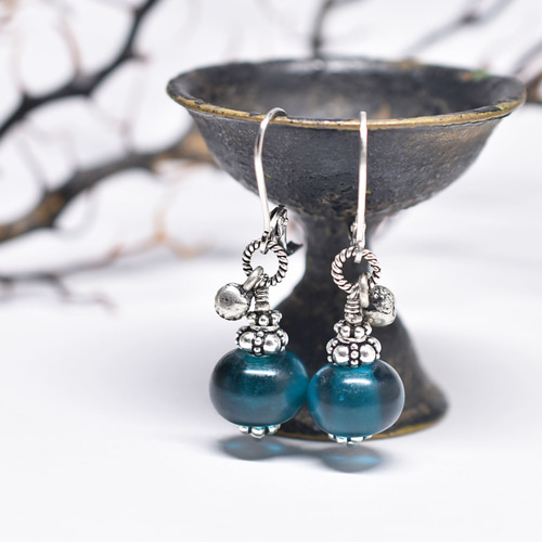 インディゴブルーヴィンテージビーズとハンドメイドシルバー  