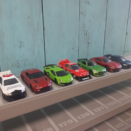 自作ミニカー収納棚9段168台ロータリー交差点付き 自作ミニカー収納棚9段168台ロータリー交差点付き - メルカリ