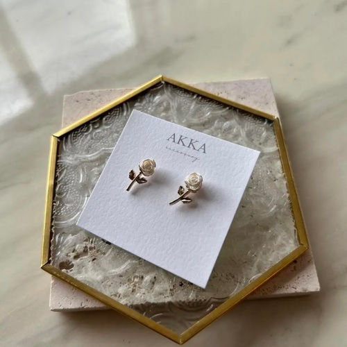 white rose mini earring ホワイトローズミニイヤリング 小さめ white rose mini earring ホワイトローズミニイヤリング 小さめ