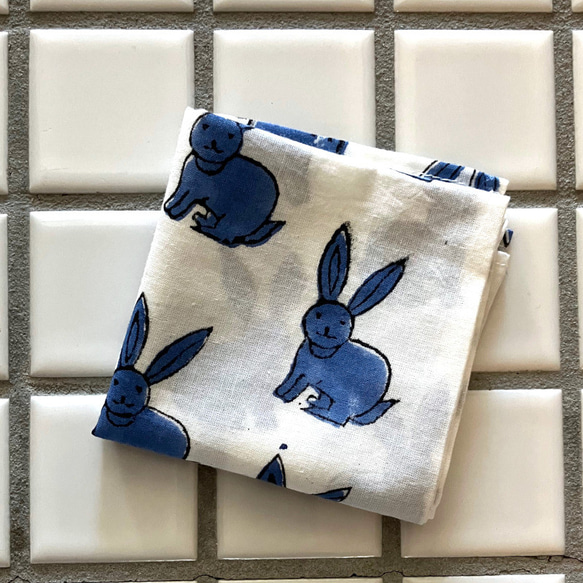 インド ブロックプリント ハンカチ35cm角 ラビット ブルー うさぎ 兎 バニー IH0006 3枚目の画像