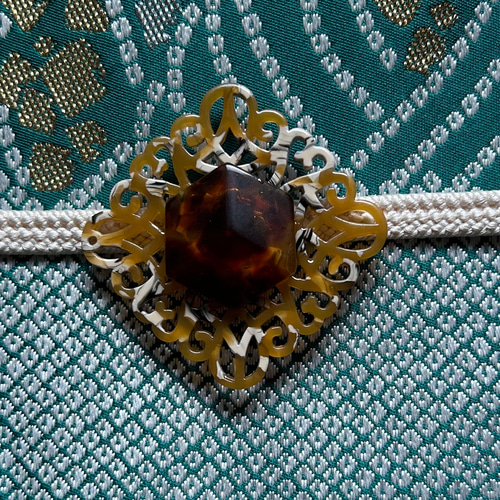 お値下げ　帯留め　アンティーク　べっこう デッドストック素材のレトロ・モダンな鼈甲調の帯留め「デミ