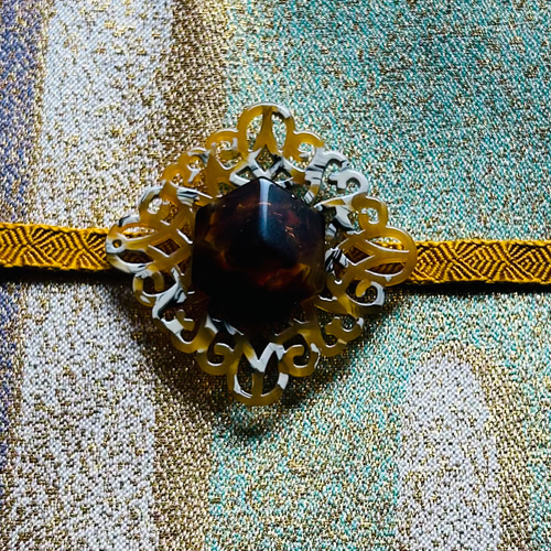 デッドストック素材のレトロ・モダンな鼈甲調の帯留め「デミ