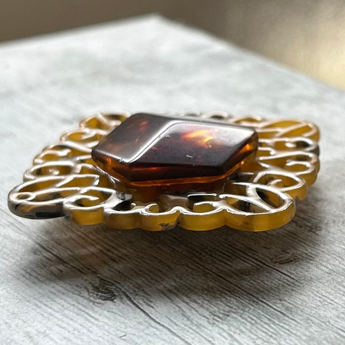 デッドストック素材のレトロ・モダンな鼈甲調の帯留め「デミ