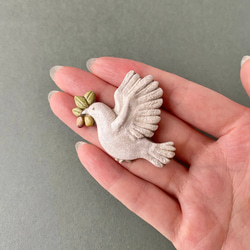 鳩とオリーブ 陶土ブローチ 8枚目の画像