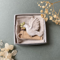 鳩とオリーブ 陶土ブローチ 3枚目の画像